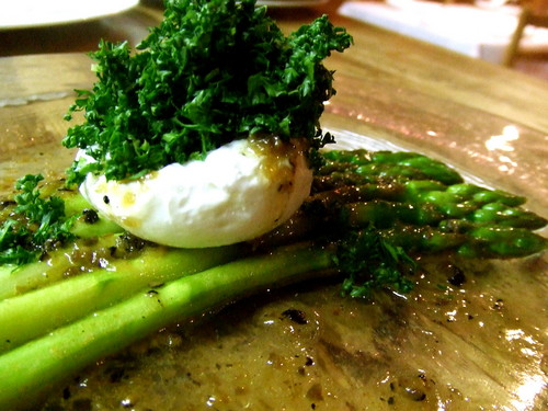 グリーンアスパラとポーチドエッグのトリュフ風味.jpg